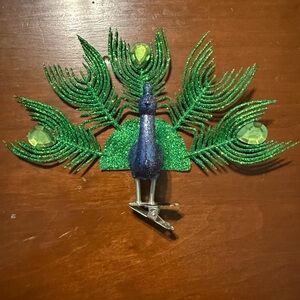 Glitter ombré Peacock Clip with Green Feathers
